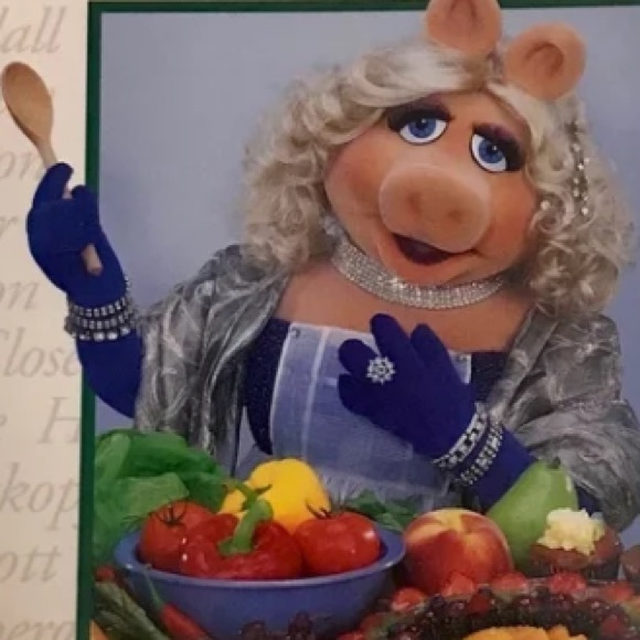 In The Kitchen With MISS PIGGY Cookbook - Picture 6 of 7